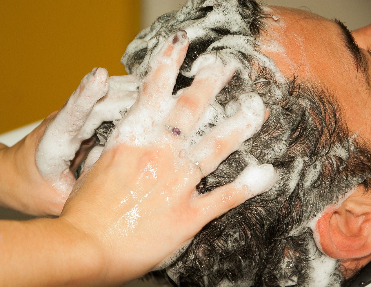 Read more about the article Zalety stosowania szamponu konopnego – piękne i zdrowe włosy bez chemii