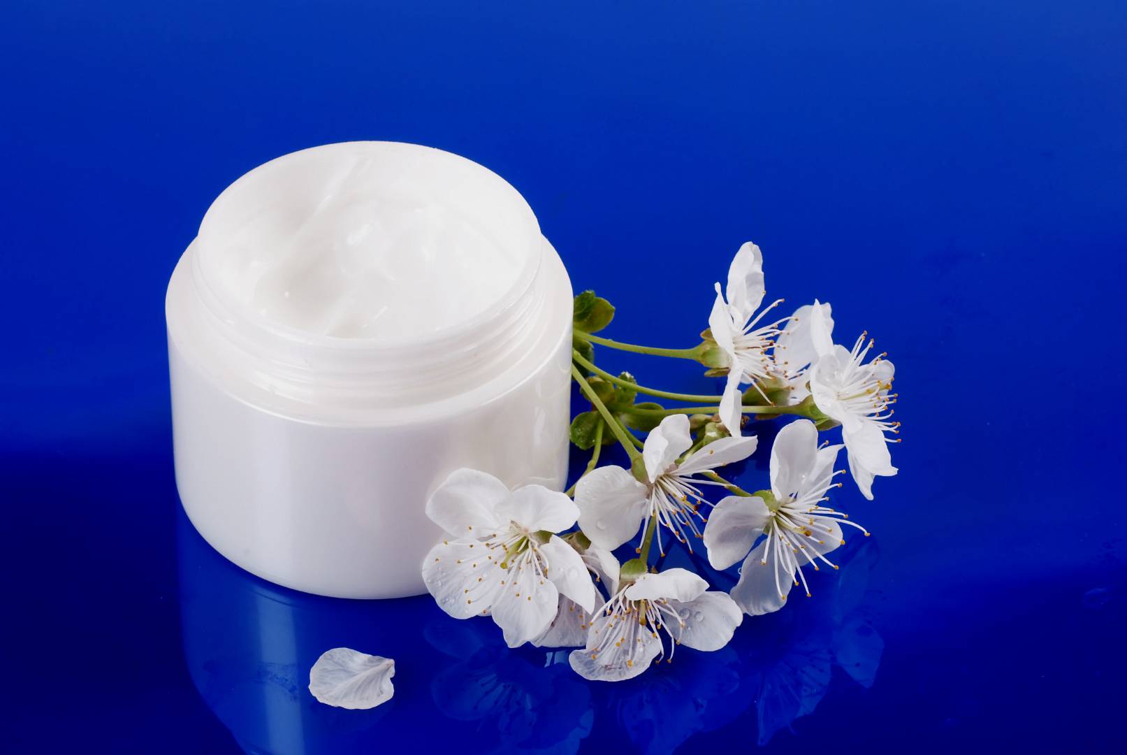 Read more about the article Cechy doskonałego kremu nawilżającego. Troska o skórę w codziennej rutynie pielęgnacyjnej