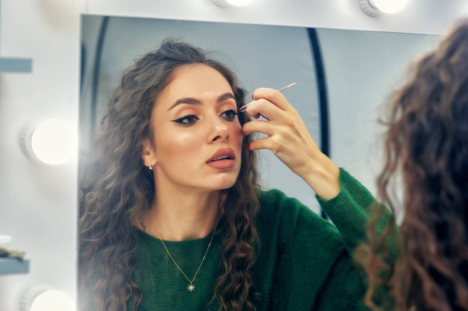 Read more about the article Jak podkreślić spojrzenie? Praktyczny przewodnik po makijażu oczu