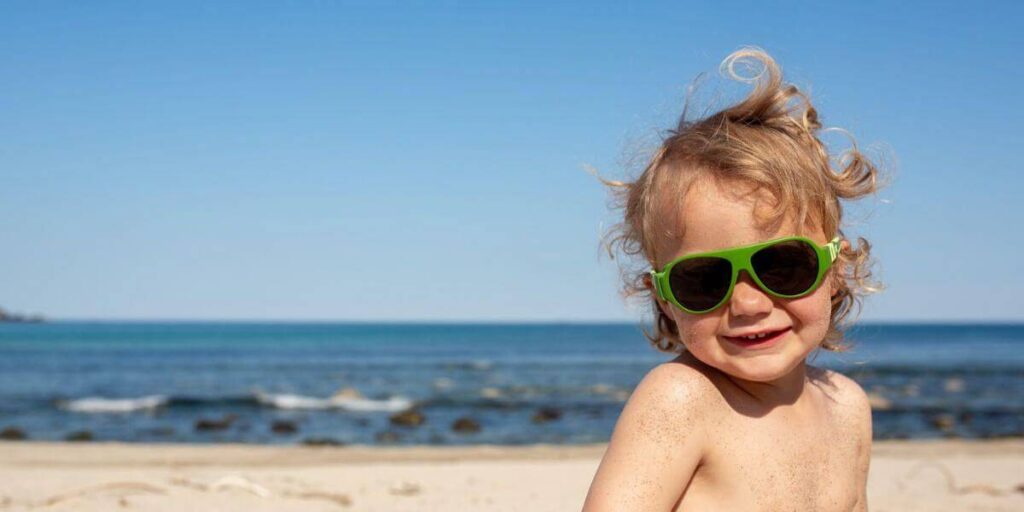 dziecko w zielonych okularach przeciwslonecznych dla niemowlat wp